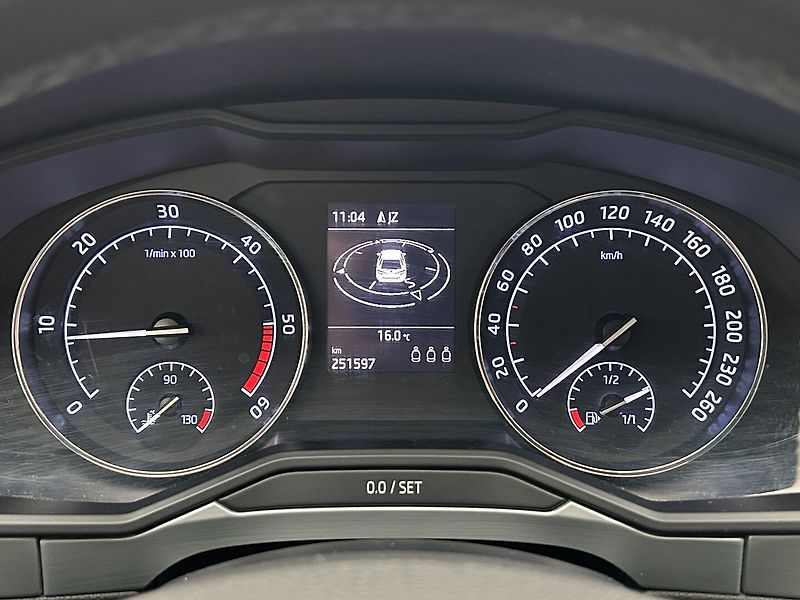 Škoda Superb 2.0 TDI Ambition - fotka 14 z 27