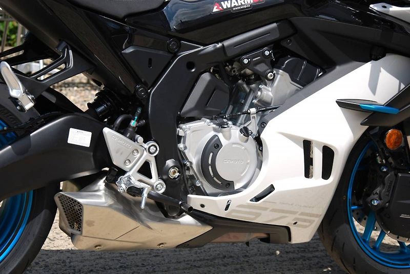 CFMOTO (2026) 675 SR-R WHITE - fotka 15 z 25