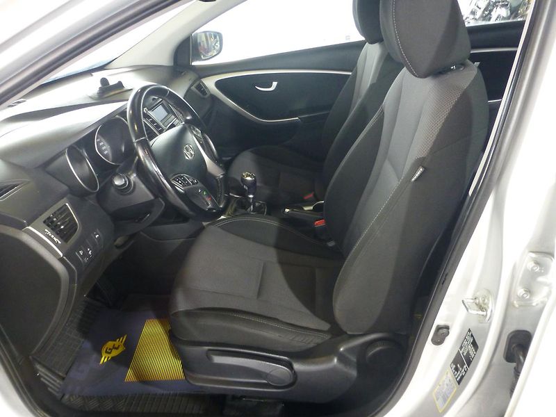 Hyundai i30 (2013) 1,6CRDI*ALU**VYHŘ.SED***KAMERA - fotka 10 z 25