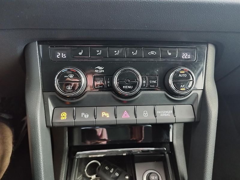 Škoda Karoq (2017) 1,0TSI,85KW,FULL,LED,ALU,KŮŽE - fotka 26 z 34