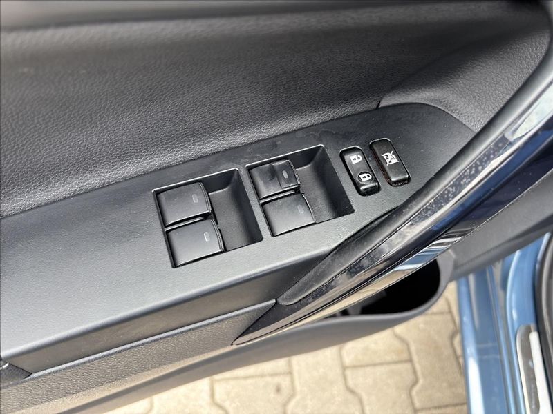 Toyota Auris 1,8 Hybrid e-CVT TS Executive - fotka 23 z 36
