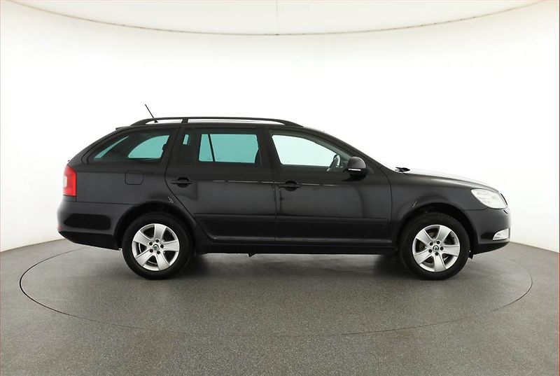Škoda Octavia (2012) 1.6 TDI, Xenony, Tempomat - fotka 6 z 16