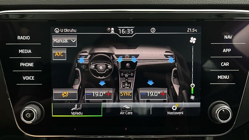Škoda Superb 2.0 TDI DSG Style Combi - fotka 25 z 26