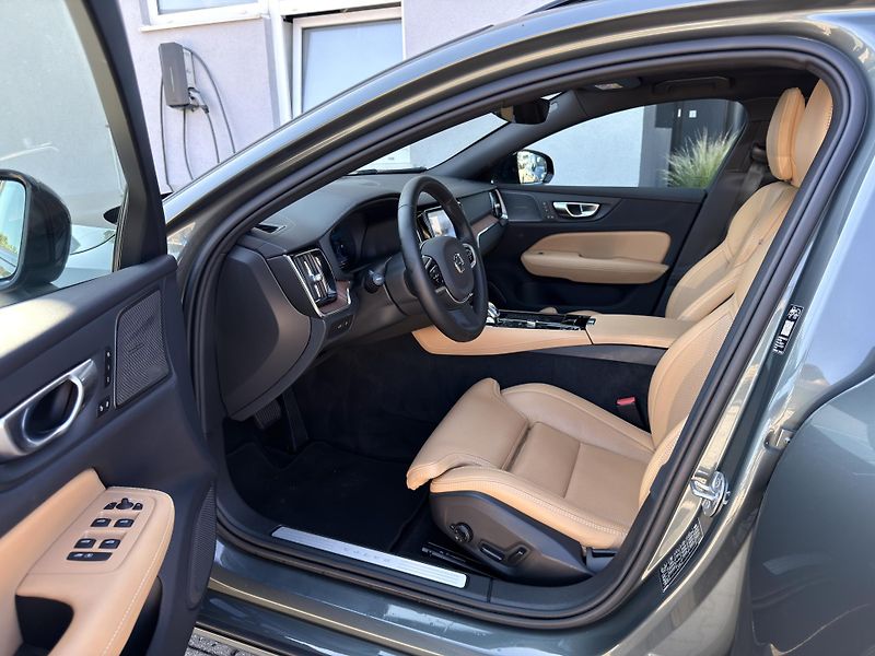 Volvo V60 T8 AWD ULTRA DARK // 335 kW - fotka 10 z 57