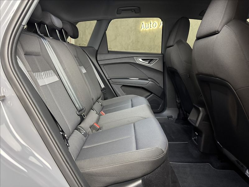 Audi Q4 e-tron 35 125kW LED Kessy PDC - fotka 15 z 45