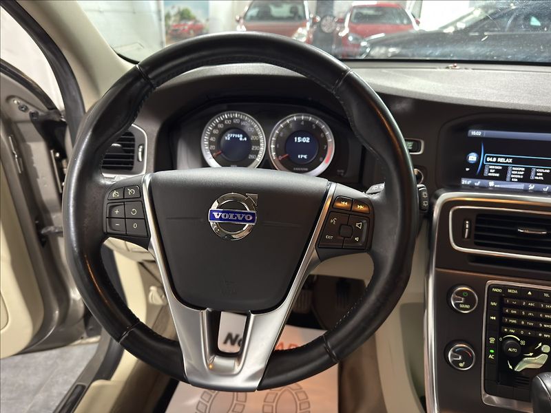 Volvo V60 2,0   T5 177KW SUMMUM XENON - fotka 9 z 38