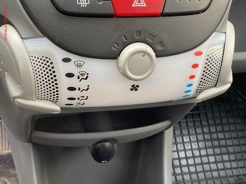 Citroën C1 (2010) 1.0i, 2.maj,ČR, servis.kniha - fotka 12 z 14