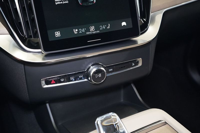 Volvo XC90 T8 PLUS Dark, Ventilace, 360° - fotka 38 z 50