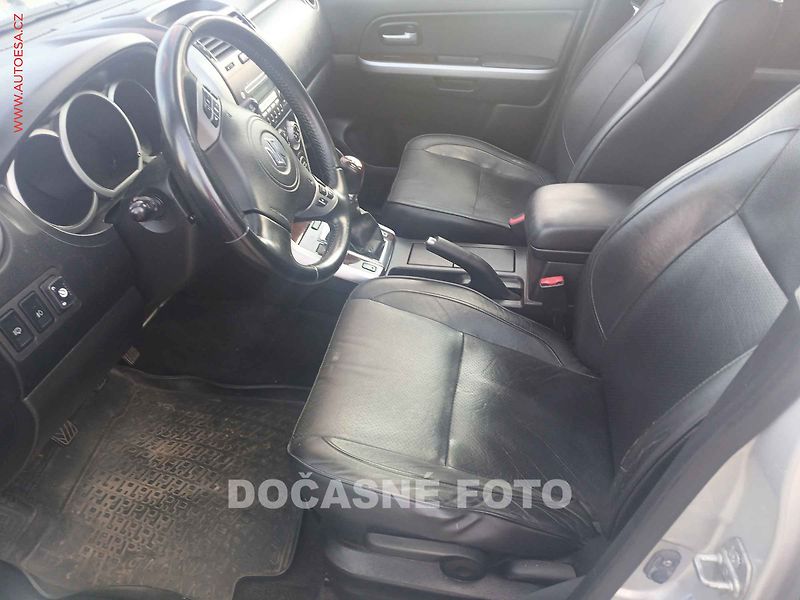 Suzuki Grand Vitara (2007) 2.0i 4x4, kůže, AC - fotka 3 z 3