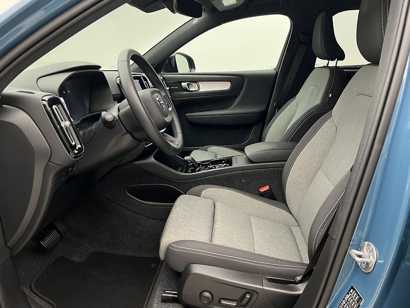 Volvo XC40 B3 DARK PLUS AUT CZ 1. maj. - fotka 3 z 41