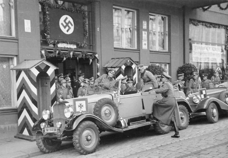 Na snímku je vojenská verze Mercedesu G4. Na ruské frontě před ním stojí Generaloberst Erich Hoepner.