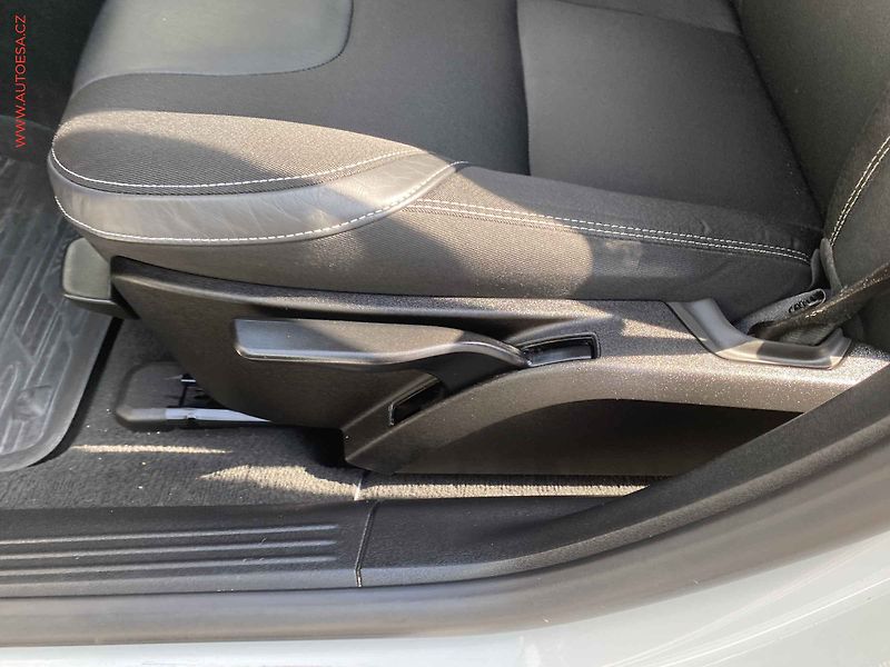 Volvo V40 (2017) 2.0T2, Momentum - fotka 14 z 17