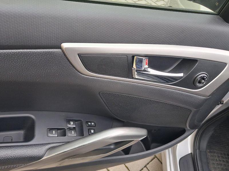 Hyundai Veloster (2011) 1,6GDi SERVISKA GARANCE 2xKOLA - fotka 13 z 43