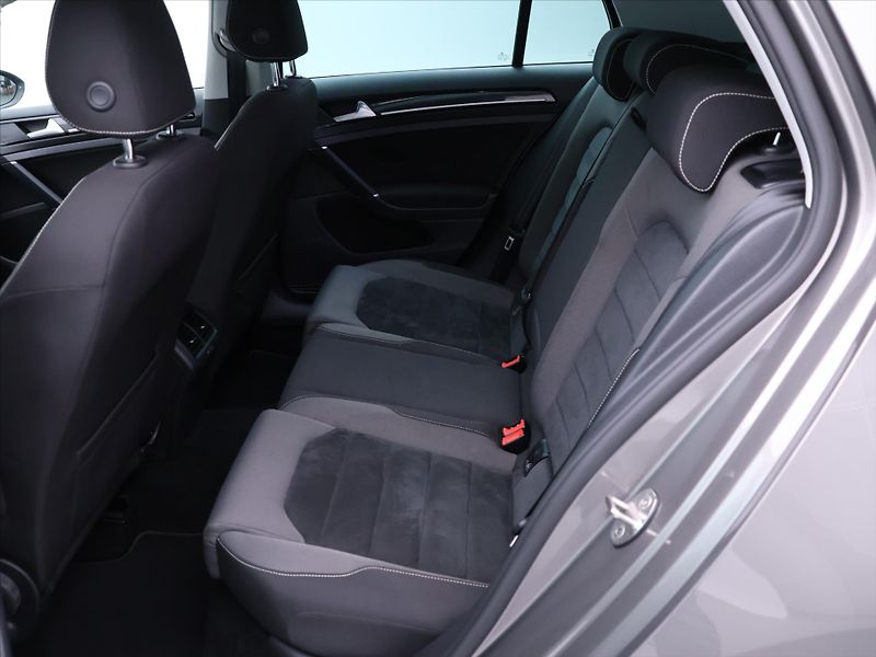 Volkswagen Golf 1,4 TSI 110kW Highline Navi - fotka 14 z 34