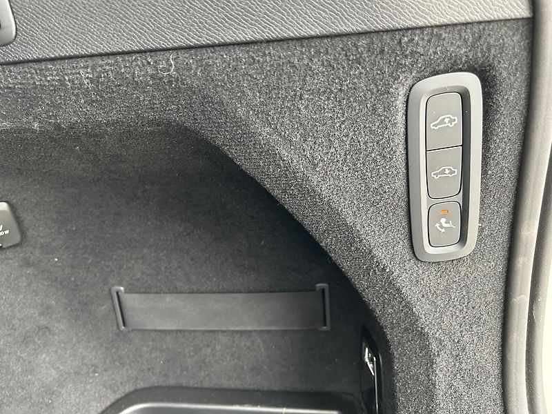 Volvo XC90 2.0 B5 4x4 ULTIMATE - fotka 33 z 35