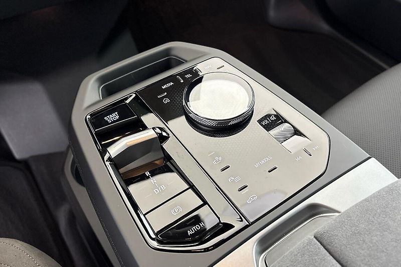 BMW iX xDrive45 - fotka 22 z 24
