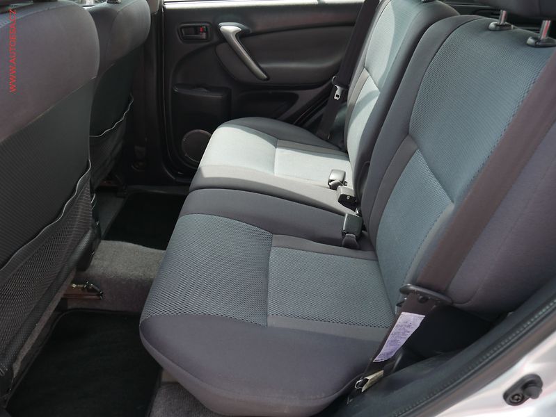 Toyota RAV4 (2005) 2.0 D-4D 4x4, AC, TZ - fotka 10 z 15