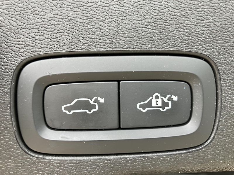 Volvo XC60 B4 FWD Ultimate Dark AT8 - fotka 10 z 44