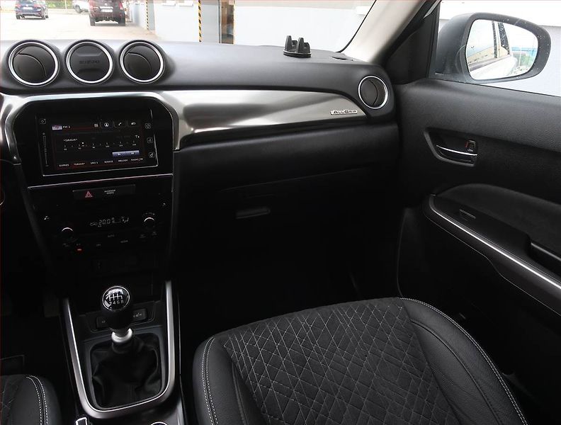 Suzuki Vitara (2022) Elegance 1.4 BoosterJet - fotka 8 z 21