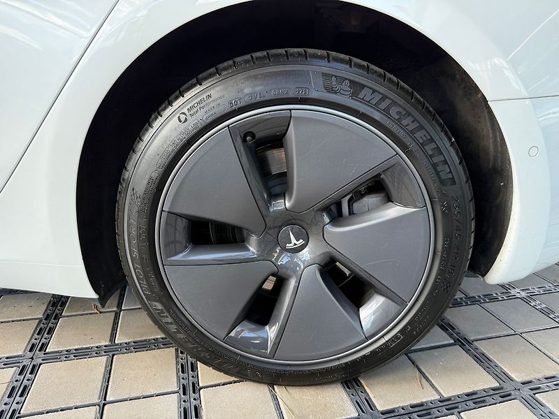 Tesla Model 3 Long Range AWD - fotka 7 z 38