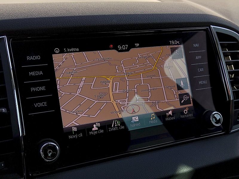 Škoda Karoq (2019) Style 1,6 Tdi 85 Kw - fotka 18 z 34