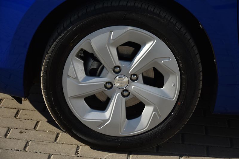 Suzuki Swift 1.2 PREMIUM HYBRID ZÁRUKA 2/30 - fotka 9 z 27