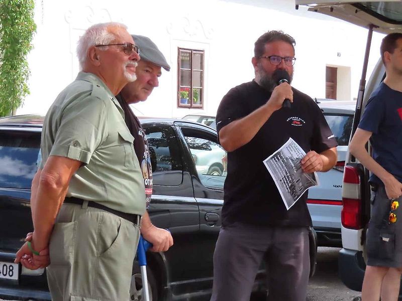 V pořadí 9. ročník srazu veteránů v Chýnově na Táborsku se v neděli 18. srpna dopoledne těšil velké návštěvnosti z řad účastníků i diváků.