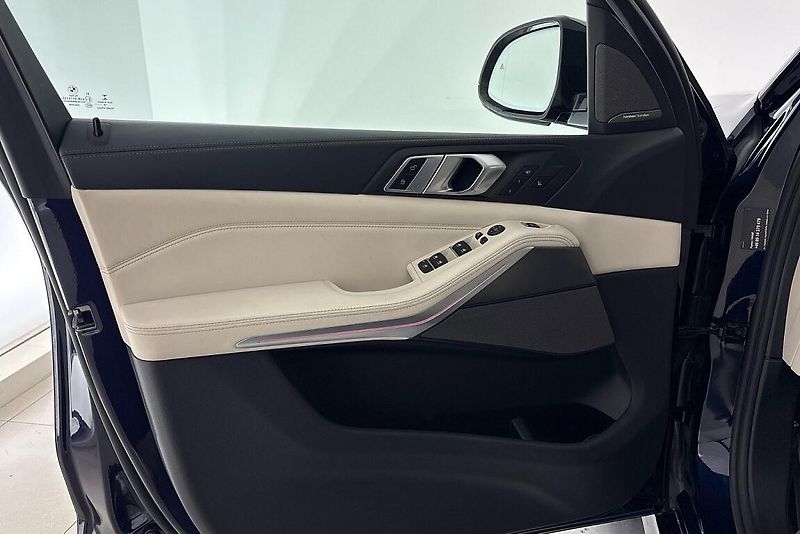 BMW X5 M50i - fotka 19 z 30
