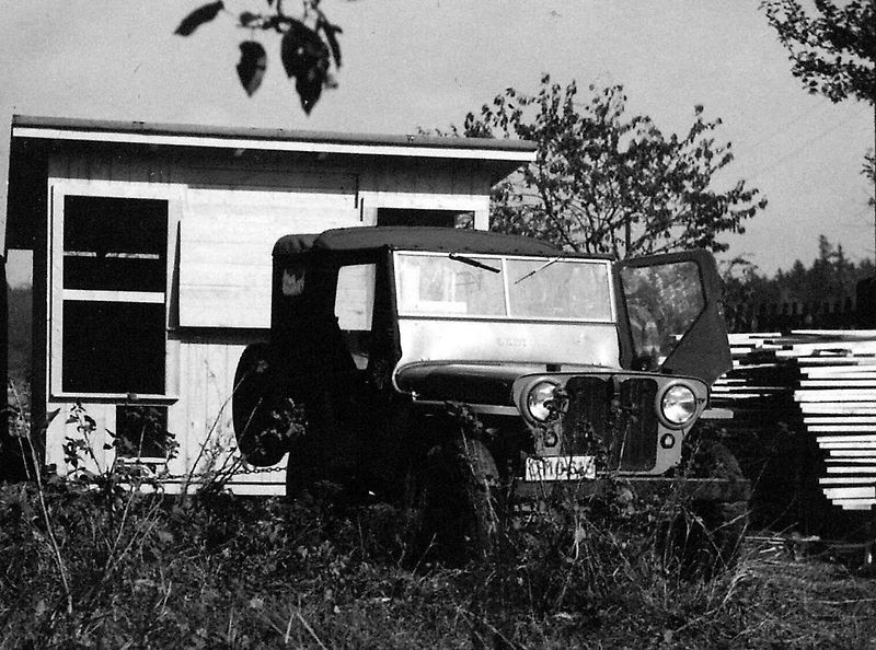 Arnošt Morávek s pomocníkem u jeepu.