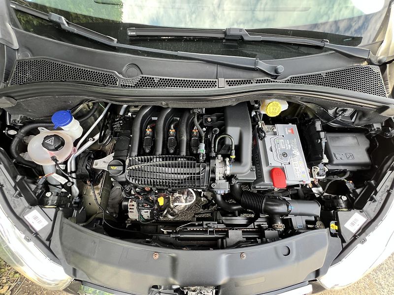 Peugeot 208 1.2i KLIMA PANORAMA TEMPOMAT - fotka 37 z 44