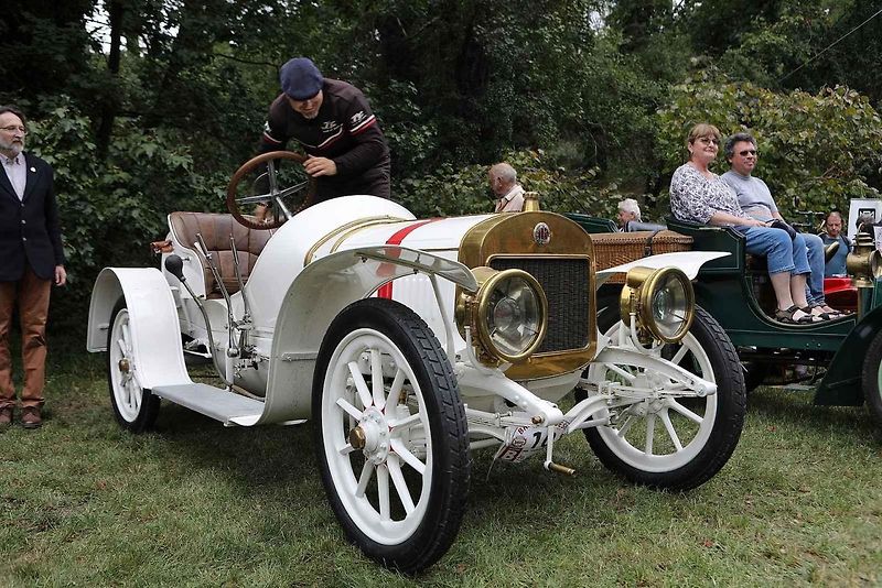 Na akci Jízda do vrchu a výstava historických vozidel se představilo na tři sta automobilů a motocyklů.