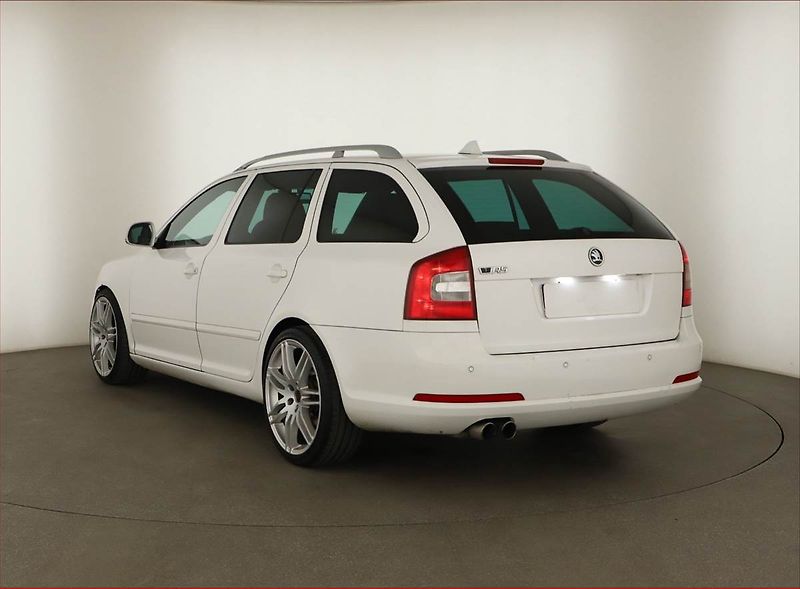 Škoda Octavia (2011) RS 2.0 TSI, Xenony, Tempomat - fotka 4 z 15