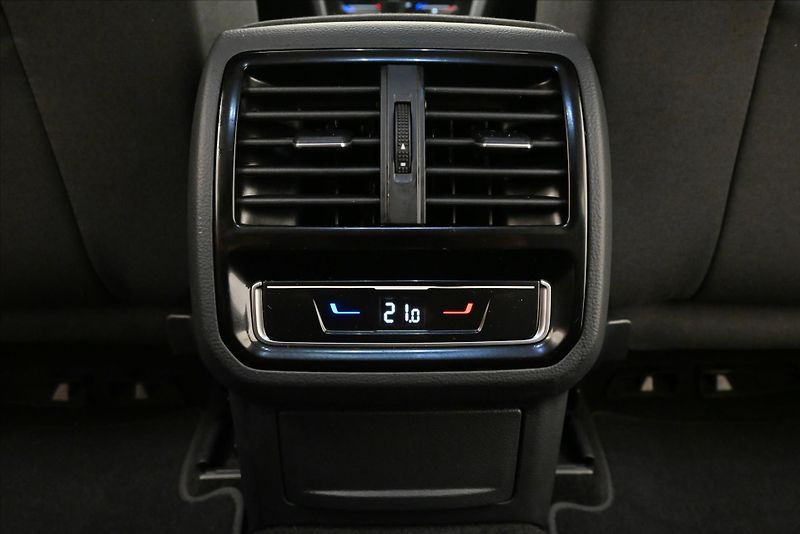Volkswagen Passat 2,0 TDI 110kW DSG Business Zár - fotka 22 z 32