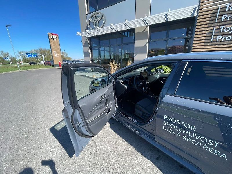 Toyota Corolla 1.8 Hybrid 140K Style - fotka 13 z 29