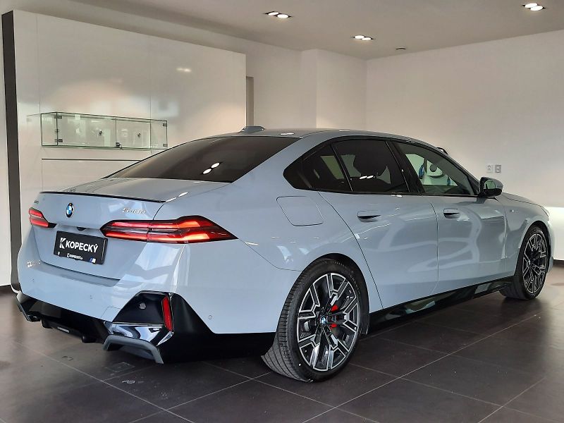 BMW Řada 5 (2025) 540d xDrive Sedan M Sport - fotka 6 z 17