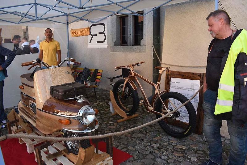 Strakonice si připomněly 105 let od zahájení výroby značky ČZ Sjeli se sem majitelé a obdivovatelé legendárních motocyklů. Na dobu, kdy pro čezetu pracoval, zavzpomínal i náš jediný kosmonaut ve vesmíru Vladimír Remek. A ochotně pózoval na společných sním