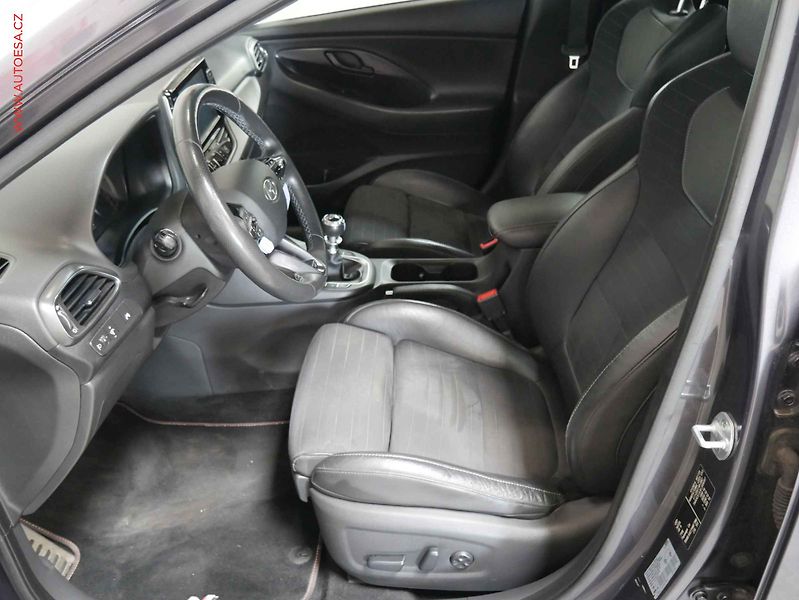 Hyundai i30 (2018) 2.0T-GDi, 1.maj, LED, navi - fotka 9 z 20