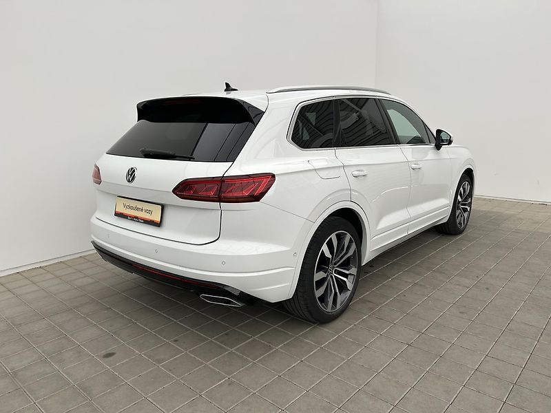 Volkswagen Touareg 3.0 TDi 4x4 R-Line - fotka 2 z 29