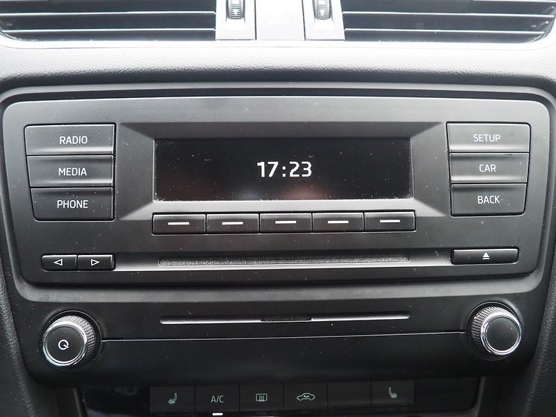 Škoda Octavia (2013) 1.6 TDI, Automat - fotka 26 z 31