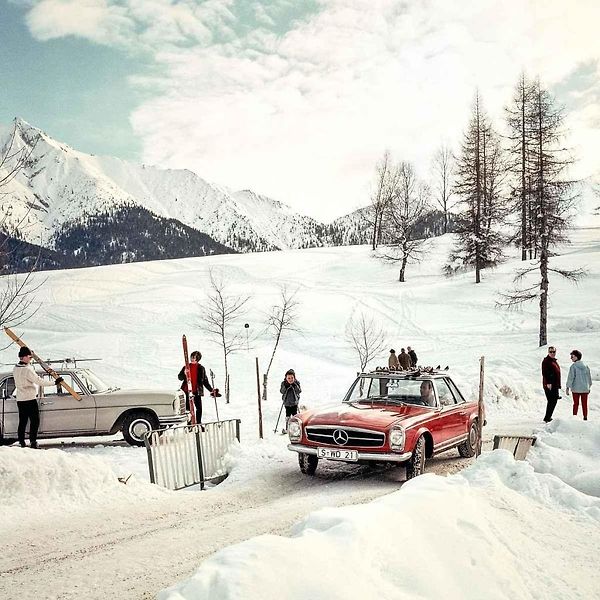 Dvoumístný kabriolet Mercedes 230 SL má přezdívku Pagoda. Vyráběl se v letech 1963 až 1971.