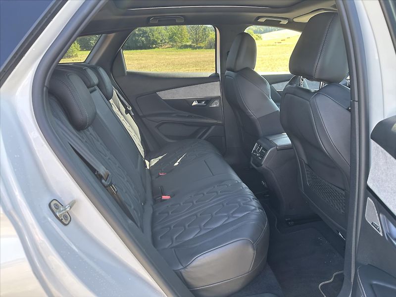 Peugeot 3008 GT 1,6 PureTech 133kW Automat - fotka 12 z 32