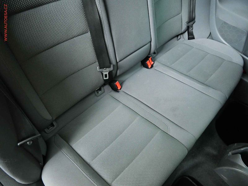 Volkswagen Golf (2006) 1.6 16V, ČR, AC, tempo, park - fotka 12 z 18