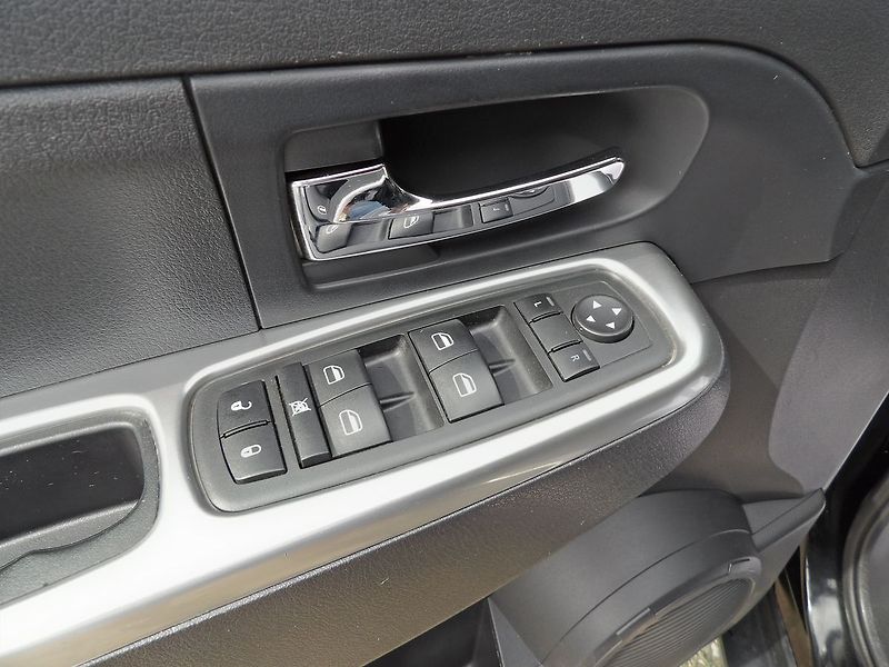 Jeep Cherokee 2.8CRD 130kW Limited Manuál - fotka 12 z 25