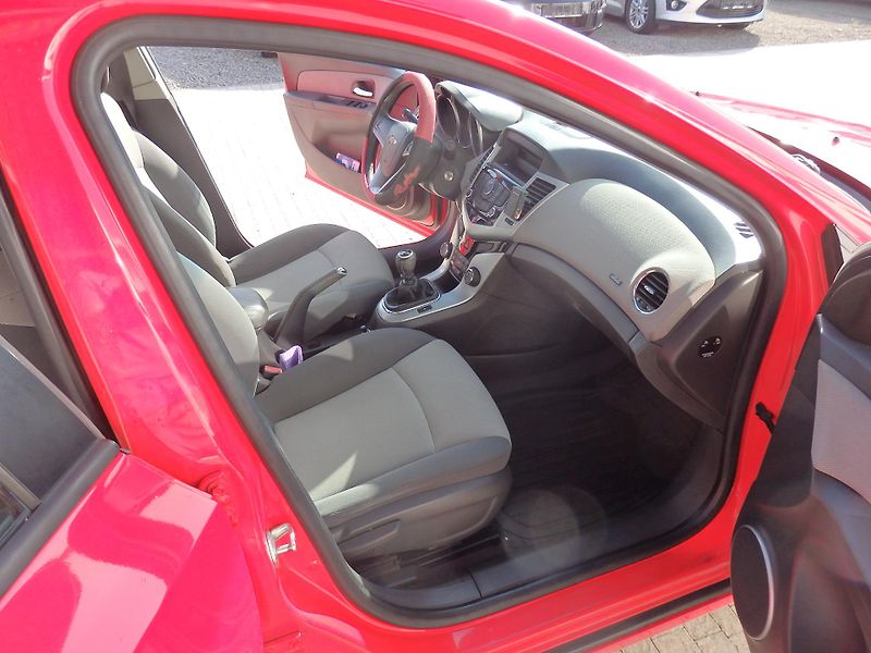 Chevrolet Cruze 1.6i ESP, 6x AIRBAG - fotka 10 z 14