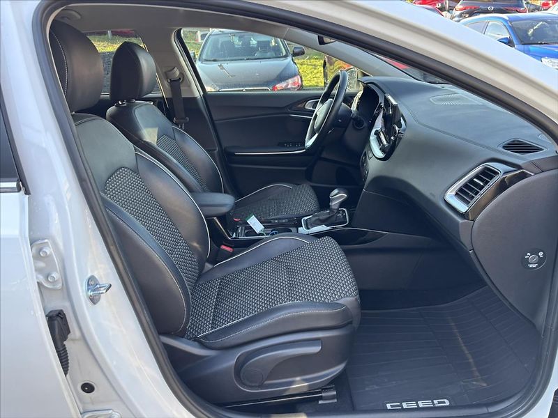 Kia Ceed 1,5 TGDi AT TOP ZÁRUKA TAŽNÉ - fotka 16 z 51