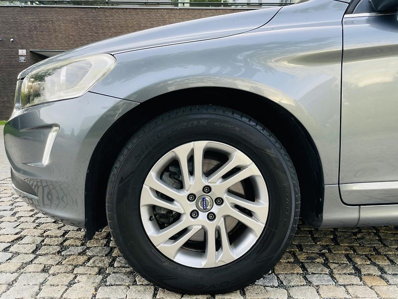 Volvo XC60 2.4D 5VÁLEC 1.MAJITEL SERVISKA - fotka 43 z 43