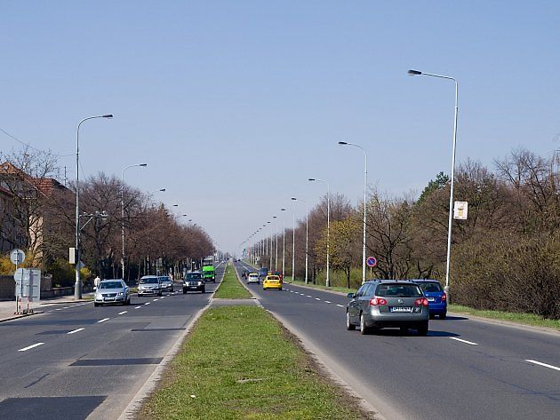 Evropská ulice v Praze, kde nejdelší „Zelená vlna“ se v českých podmínkách v podobě synchronizace semaforů., zdroj: Wikimedia Commons, Honza Groh - Jagro, CC BY-SA 3.0