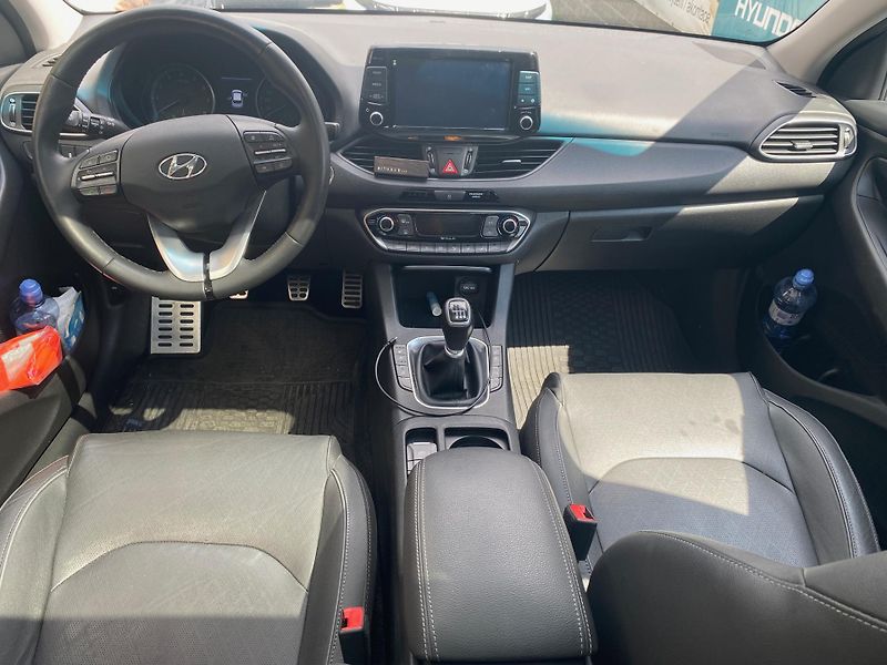 Hyundai i30 1.4 - PREMIUM - NÍZKÉ KM - fotka 9 z 16