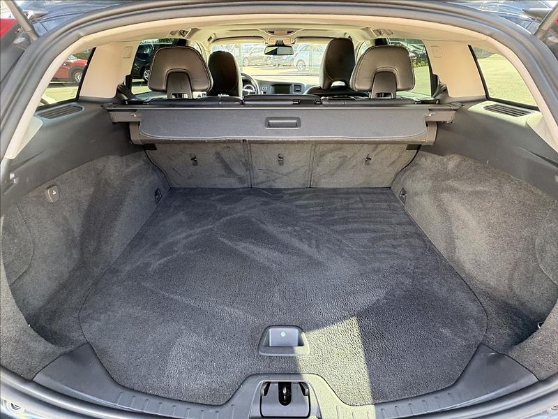 Volvo V60 2,4 D5 R-Design,AT,AWD,Xen,Výb - fotka 37 z 41
