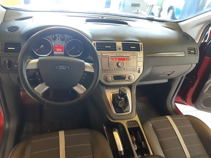 Ford Kuga 2.0 TDCI 4x4 TITANIUM - fotka 9 z 24